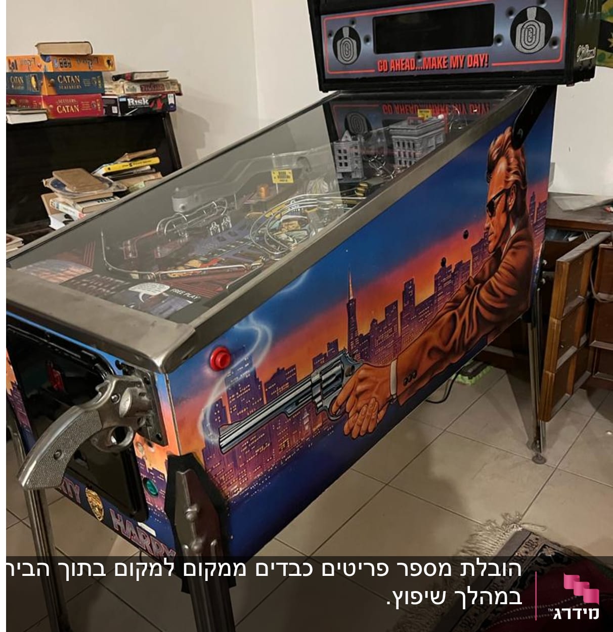 מכונת פינבול עם עיצוב של דמות מחזיקה אקדח